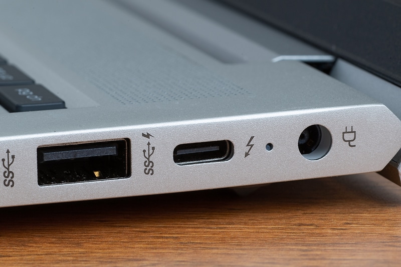 Thunderbolt 4(中央)は高速インターフェイスとしての利用に加え、USB-PDによる充電、USB Type-C接続でディスプレイ出力できるなど必要に応じてマルチに使える