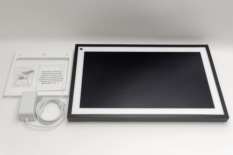 Echo Show 15のパッケージ内容。本体と壁掛け用ブラケット、ブラケットを壁に固定するときのねじ、ACアダプタなど