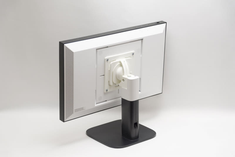 壁掛けしない場合は「Echo Show 15用スタンド」が便利に使える