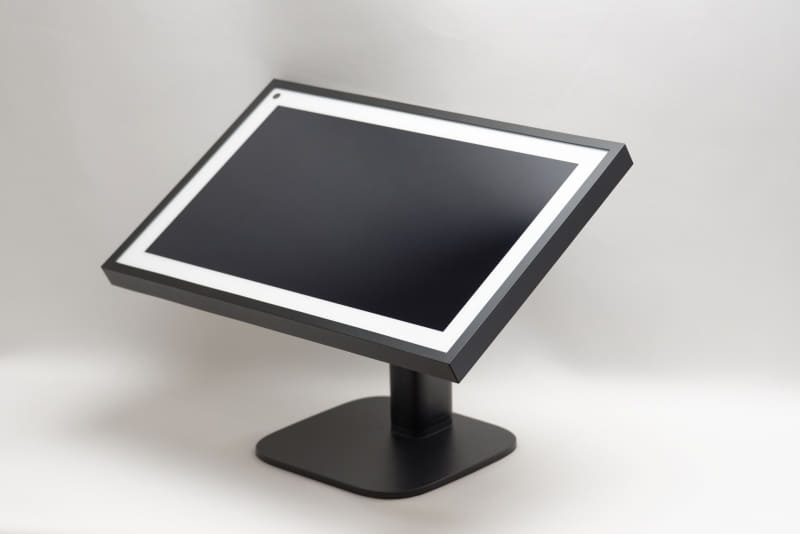 パン、チルト、ピボット機能で自由度高く調整可能