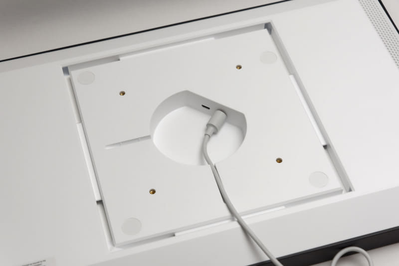 Echo Show 15の裏側にあるVESA準拠のねじ穴