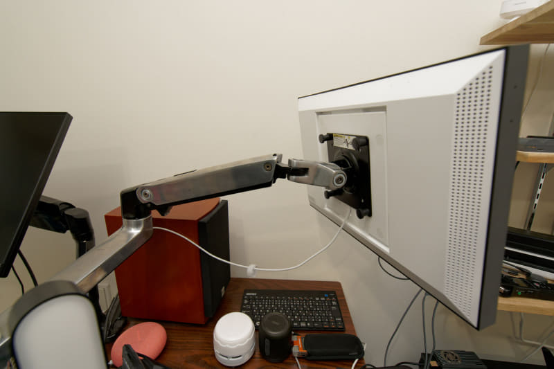 仕事部屋のデスクに生えているモニターアームに取り付けた