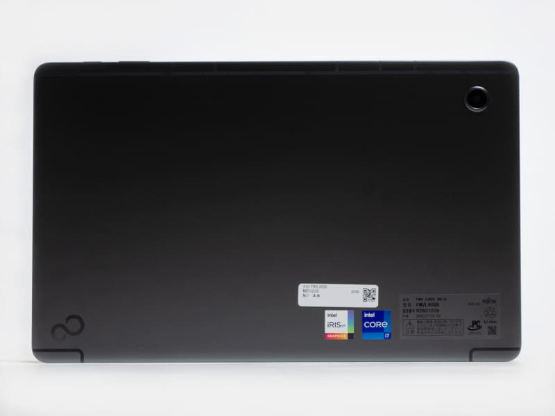 裏(スタンドカバーなし)。高強度アルミの削り出しユニボディでメタリックな濃いグレー。右上に背面カメラ