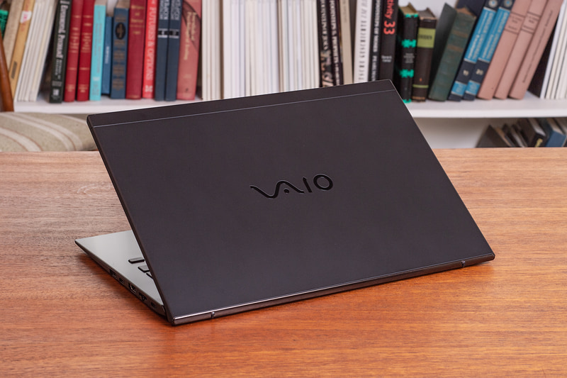 VAIO SX14 | ALL BLACK EDITIONは新しいVAIO SX14の中で唯一14コアCPUを搭載したプレミアムモデルだ。隅から隅まで真っ黒ということも特徴で、天板にあるVAIOのロゴまで黒色になっている
