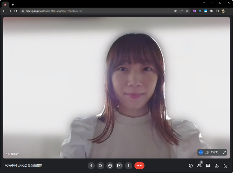 背景ぼかし機能をオンにしておくと、このように自分以外の部分にぼかしを入れてくれる。結構激しく動いても的確にぼかしが入り、後ろが映り込む心配がない。ちなみに人物が2人いた場合はちゃんと2人共きちんと映って背景はぼけてくれる。猫の場合は猫も一緒にぼけたので人間だけを正確に認識しているようだ