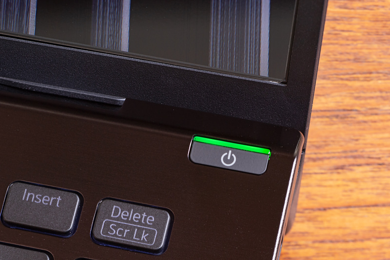 右が3年前のVAIO SX14の指紋認証センサーで、左がVAIO SX14の電源ボタン一体型指紋認証センサー。電源ボタンを押すだけで指紋認証まで行なってくれる優れものだ。とにかく簡単で快適で使いやすい