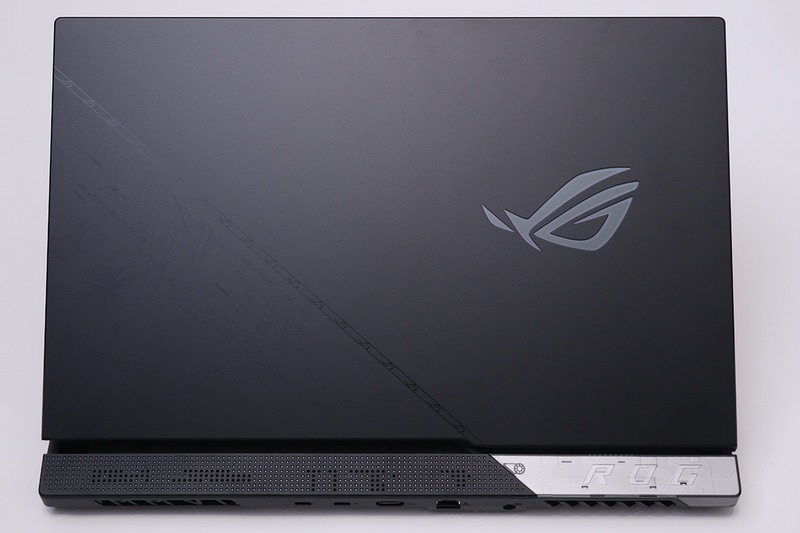 天板部分。スラッシュでデザインが分断されている