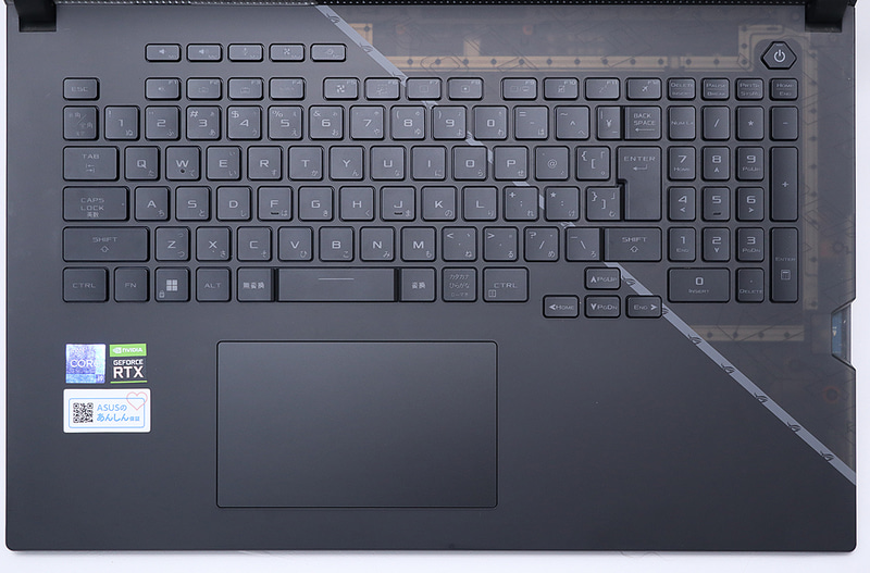 キーボードはテンキー付きでクセが少ない