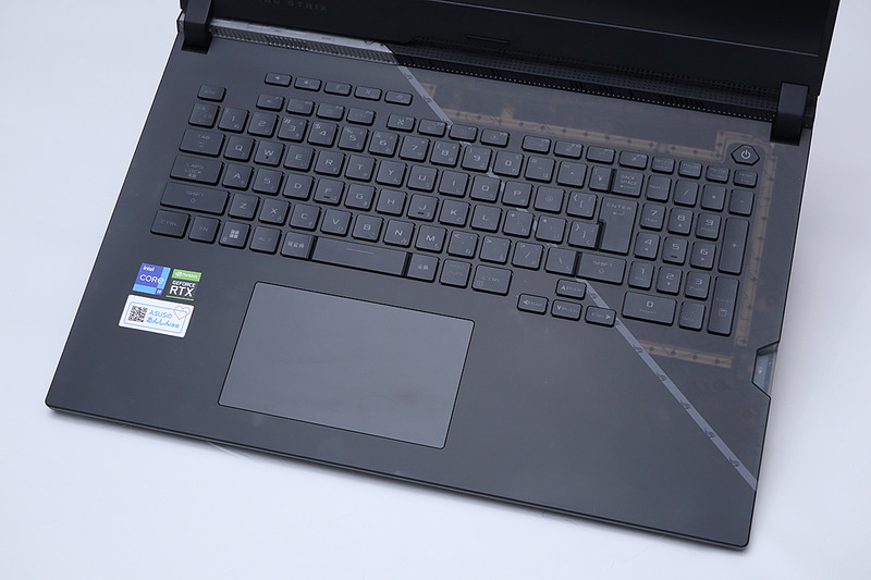 キーボード面もスラッシュで分断したデザインとなっている