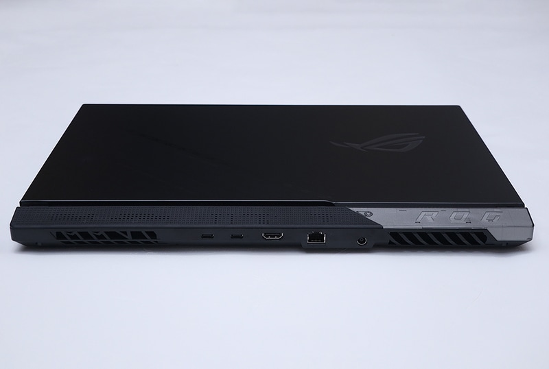 本体背面にThunderbolt 4、USB 3.1 Type-C、HDMI出力、2.5Gigabit Ethernetを搭載