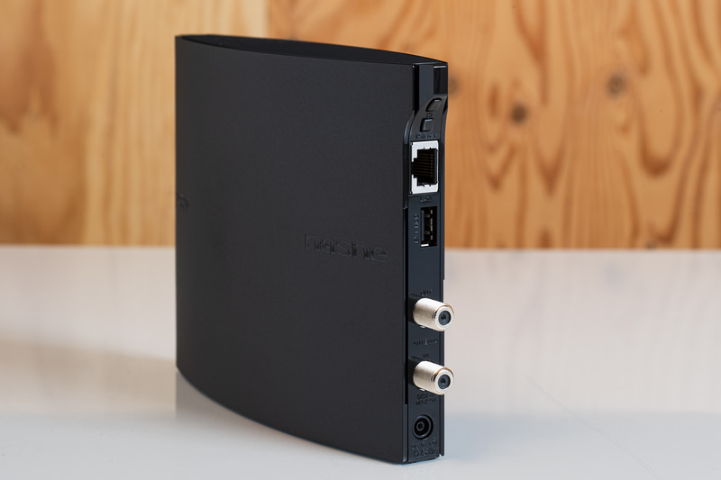 nasneはレコーダではあるが、HDMIといった映像出力機能を持っていない点がユニーク。すべてネットワーク越しで視聴を行なう