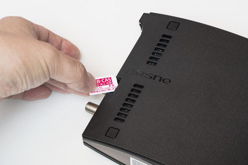 付属のミニカード型B-CASカードをnasneに挿入する