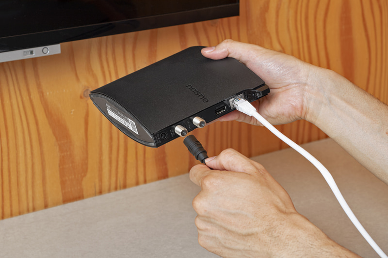 壁などにあるアンテナ端子と、nasneのアンテナ入力端子(下側)を接続する。TVなどの機器に接続する必要がなければ、上の出力端子は何もつながなくていい