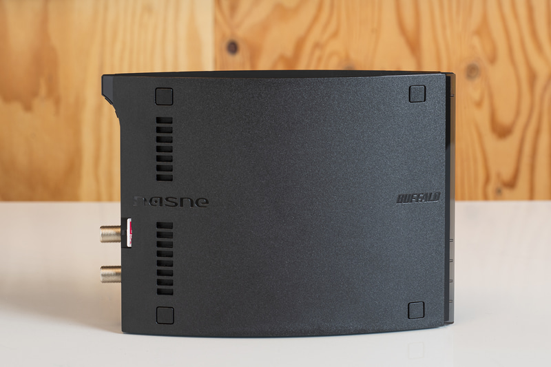 本体サイズは44.5×135×187mm(幅×奥行き×高さ)とコンパクト。どこにでも置きやすい