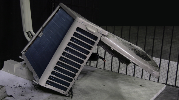 無謀なDIYによる室外機の破裂(NITEによる実験映像から)