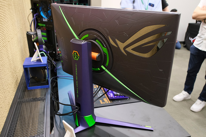 背面。スタンドには初号機のロゴなどがあしらわれている