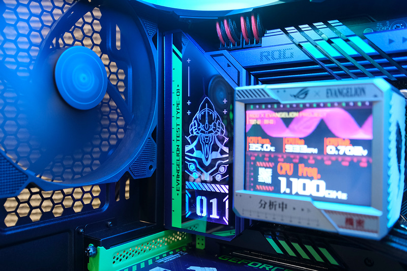 マザーボードのヒートシンクには初号機が浮かび上がる。通常モード(左)だけでなく暴走モード(右)のパターンも用意される