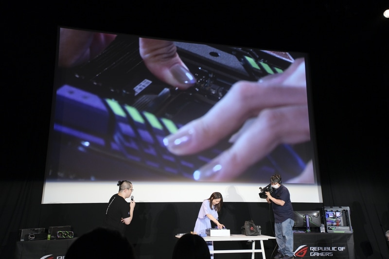 CPUの装着にも挑戦。左は同社セールスマーケティング 市川彰吾氏