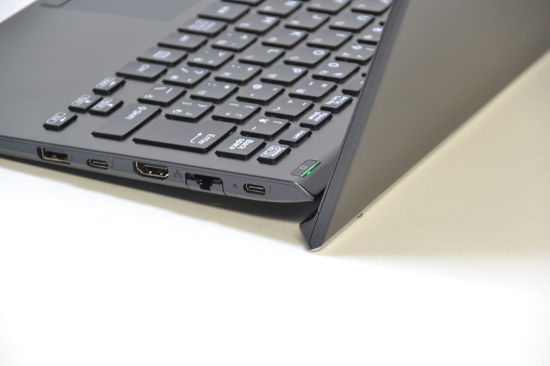 ディスプレイ部の奥が立ち上がって支えになるチルトアップヒンジ