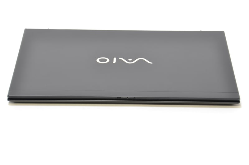 前面に端子やインジケータはない。ディスプレイ部のスイッチはカメラの物理カバー