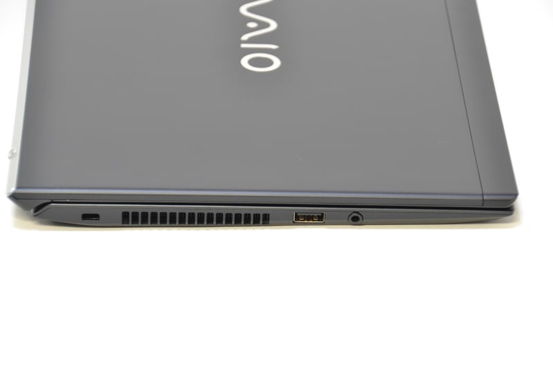 左側面はUSB、ヘッドセット端子