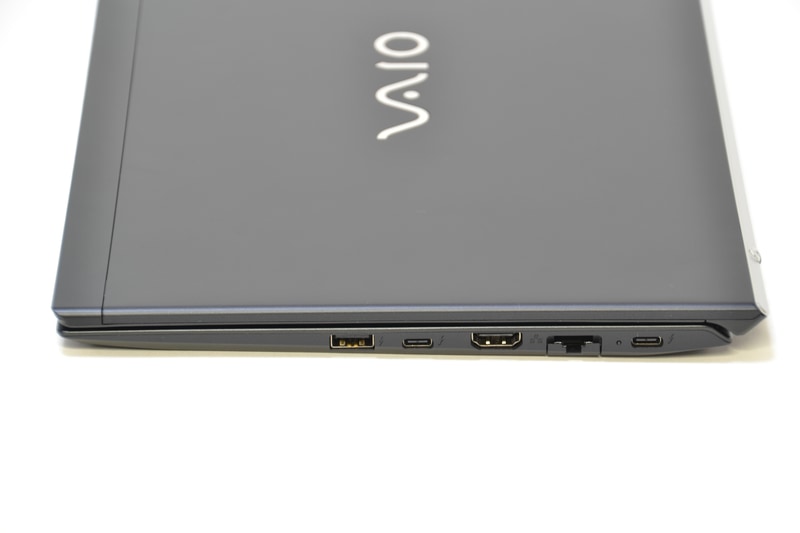右側面はUSB、Thunderbolt 4、HDMI、Gigabit Ethernet、Thunderbolt 4と並ぶ