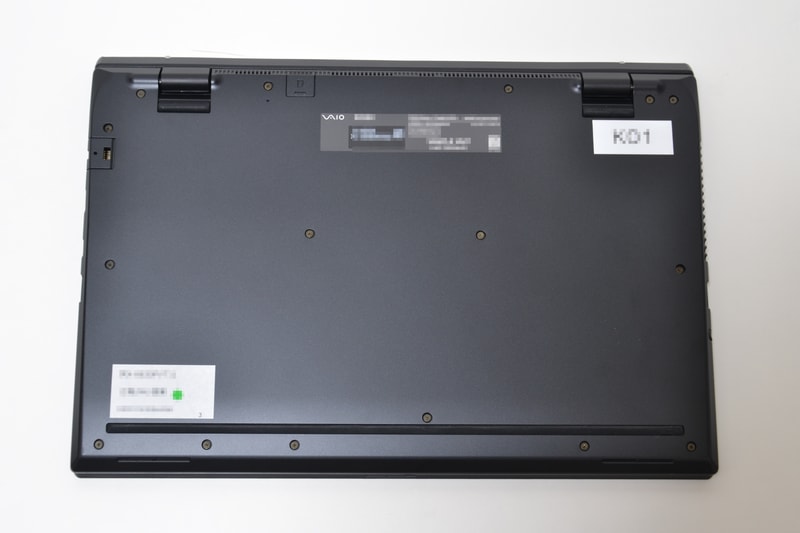 底面は奥の方にLTE用のSIMスロットが見える