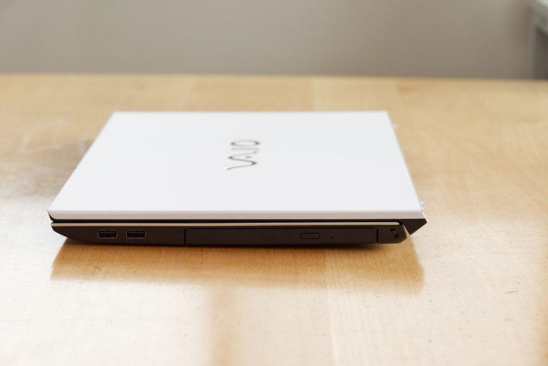 開くと後部が自然に持ち上がるチルトアップヒンジ構造