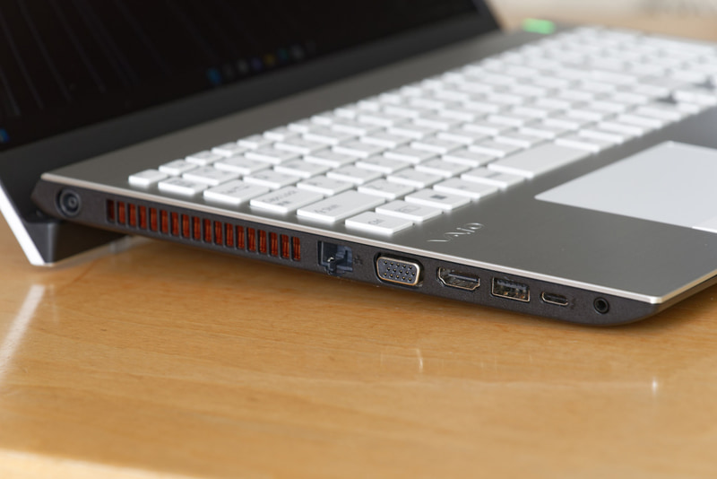 左側面にはThunderbolt 4(USB 4)ポートのほか、ギガビットLAN、VGA、HDMI、USB 3.0 Type-A、ヘッドセット端子が並ぶ