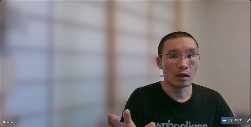 「自動フレーミング」オフのとき。PCの正面にいないため、映像の端に映っている状態