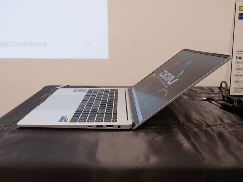 ヒンジは最大でここまで開く