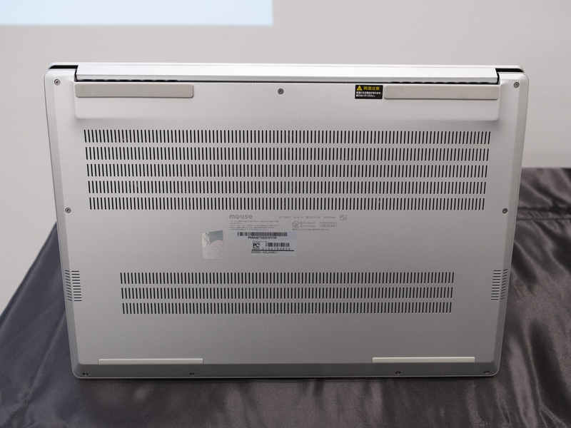 底面。通気口はかなり多めに用意されている印象