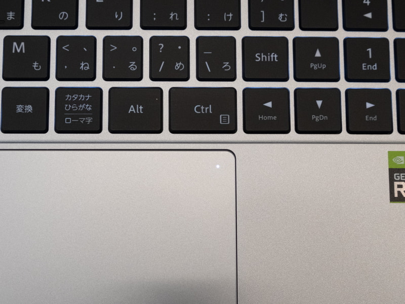 タッチパッドの上方左右では、ダブルタップでタッチパッドのオン/オフを制御できる。操作する部分にはLEDインジケータを内蔵