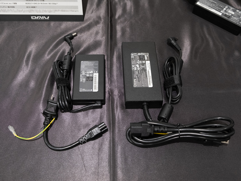 ACアダプタの比較(左が新機種付属品)。BTO時には写真のようなショートケーブルも選べる
