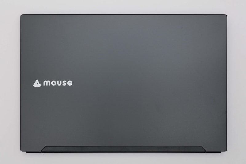 天板と底面にはアルミニウム素材を採用。本体サイズは約355.5×236.7×20.6mm(幅×奥行き×高さ)