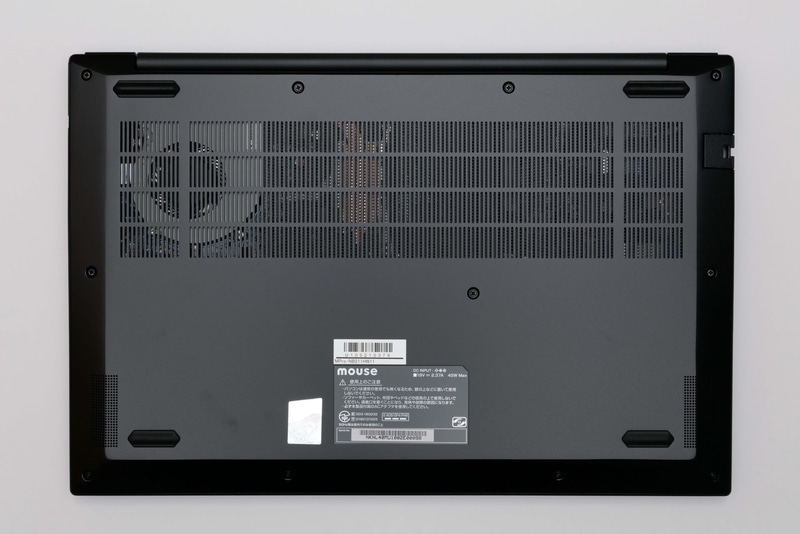 本体底面には実測271×66mmの冷却口が開かれている