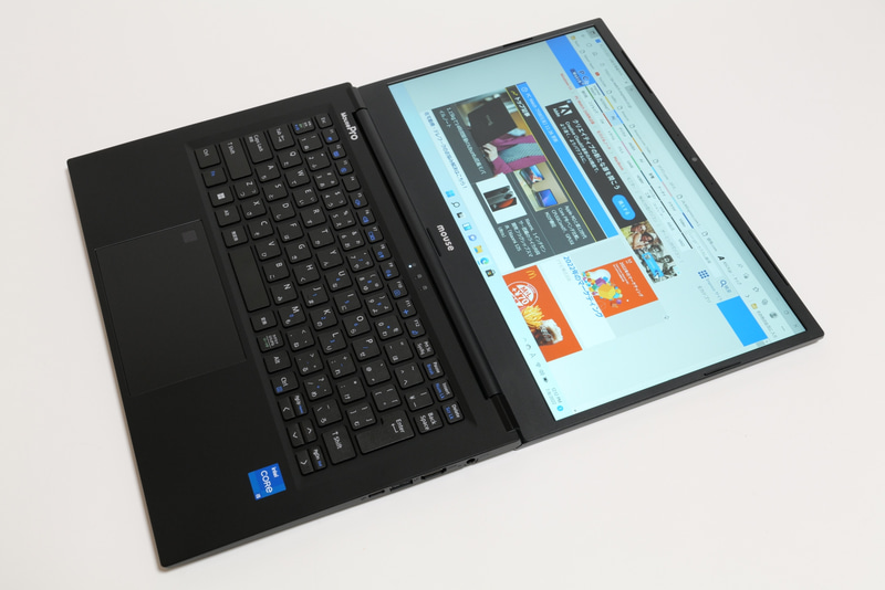 ディスプレイは最大180度まで展開できる。対面の人と一緒に画面を見ながらPCを操作可能だ