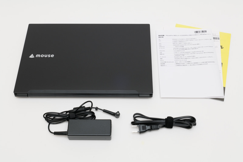 パッケージには本体以外に、ACアダプタ、電源ケーブル、説明書類(製品仕様、ファーストステップガイド、サポートマニュアル、保証書)が同梱