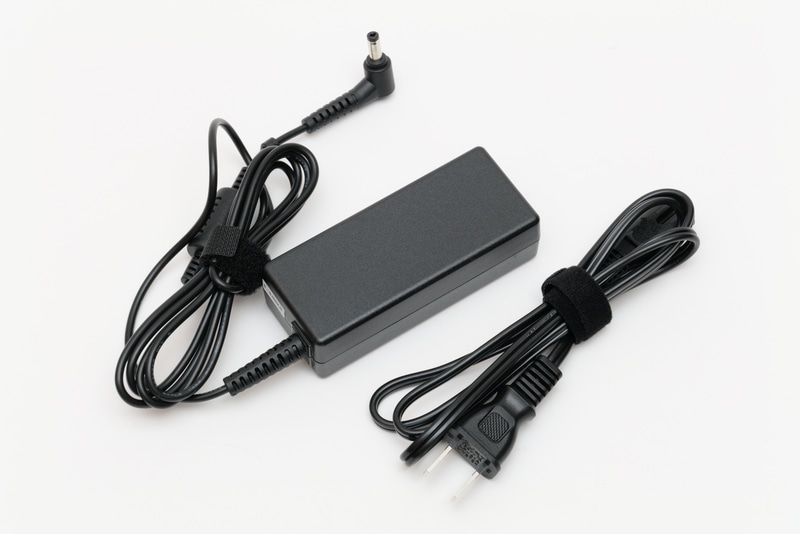 ACアダプタのコード長は実測150cm、電源ケーブルの長さは実測100cm