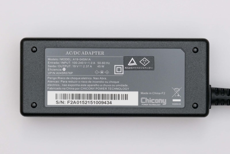 ACアダプタの型番は「A19-045N1A」。仕様は入力100-240V～1A、出力19V/2.37A、容量45W