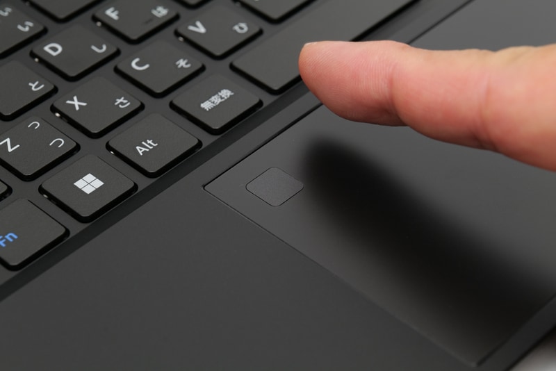 タッチパッド左奥には指紋認証センサーが内蔵されており、パスワードを入力せずにロックを解除できる。位置的に左手の親指を登録するのがオススメ