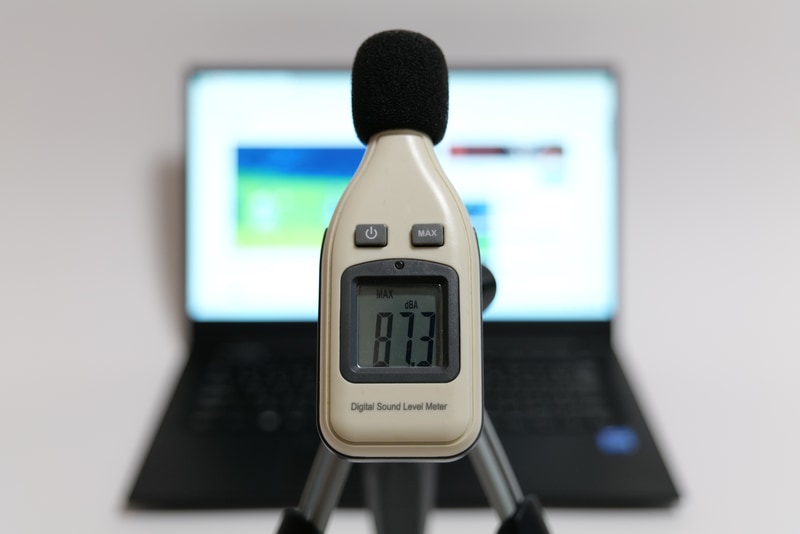 YouTubeで公開されている「前前前世(movie ver.) RADWIMPS MV」を最大ボリュームで再生した際の音圧レベルは最大87.3dB(50cmの距離で測定)