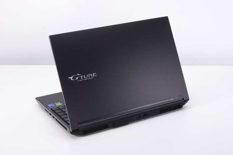 本体サイズは360.2×243.5×28mmで、重量は2.27kg