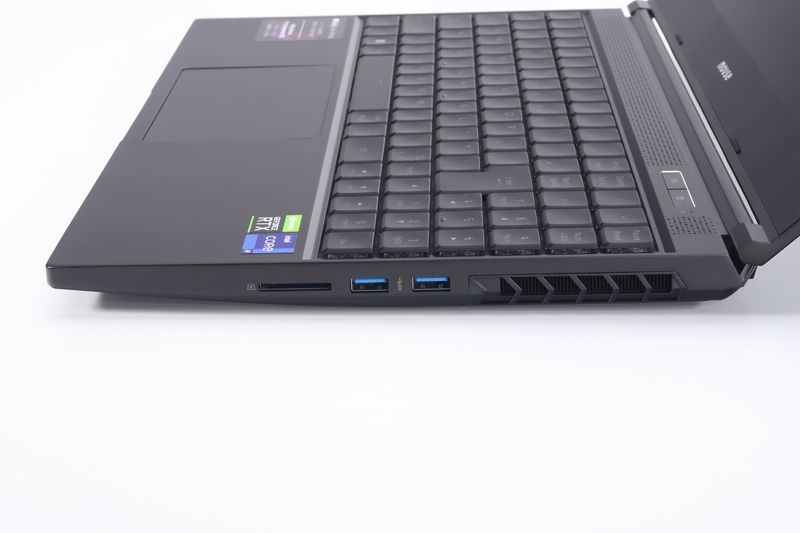 右側面。インターフェイスはSDカードスロット(UHS-I対応)、USB 3.0×2