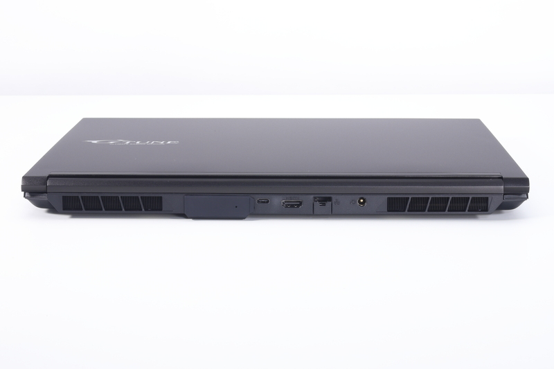 背面。水冷チューブ接続ポート、Thunderbolt 4、HDMI、2.5Gigabit Ethernet、電源入力が配置されている