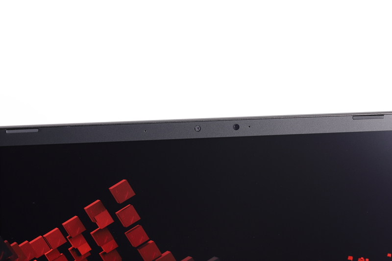 ディスプレイ上部にはWebカメラとマイクが配置されている