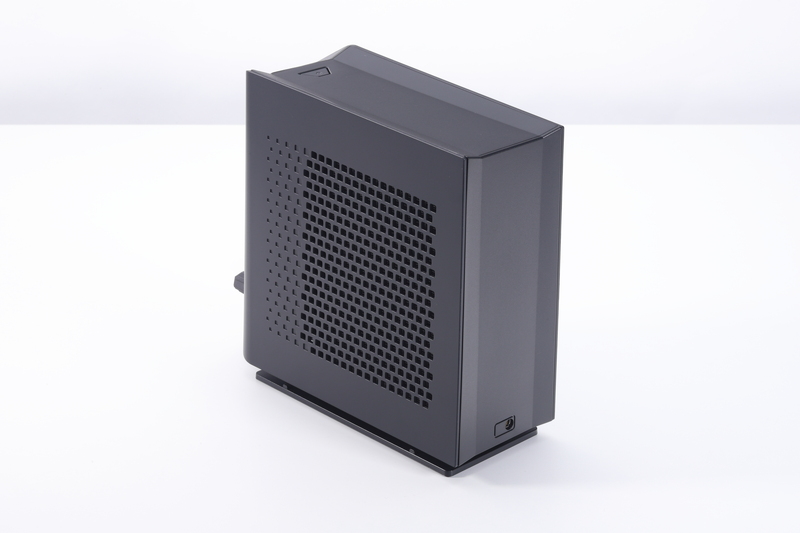 背面には電源入力端子を装備。ここにACアダプタを接続し、フロント側の電源ケーブルでデイジーチェーン接続することで、水冷BOXとノートPC本体に電力を供給できる