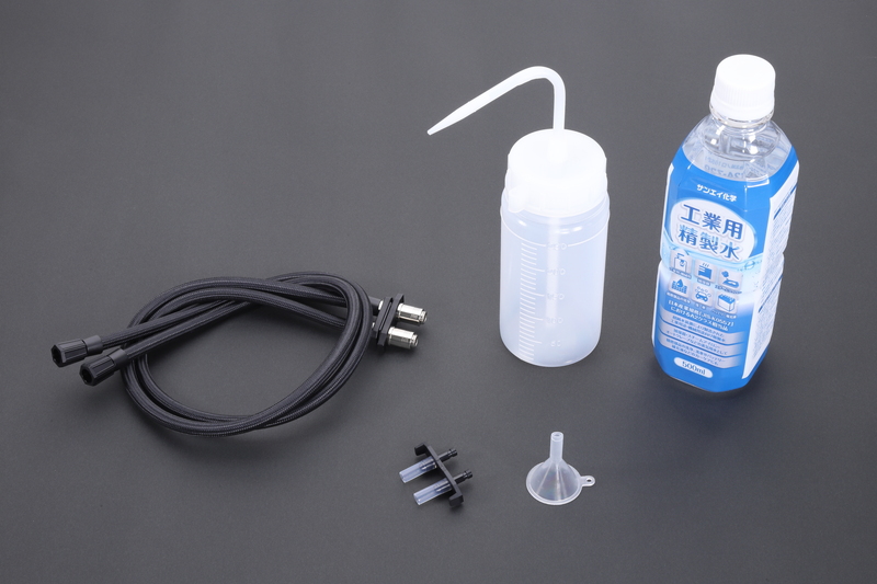 水冷BOXの付属品。水冷チューブ、冷却水(精製水)、注水ボトル、漏斗、排水アタッチメント