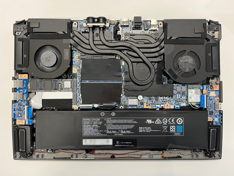 ノートPC本体の内部。水冷チューブ接続ポート(画面中央左上)から伸びるパイプは、CPUやGPUのヒートシンクと接続されている