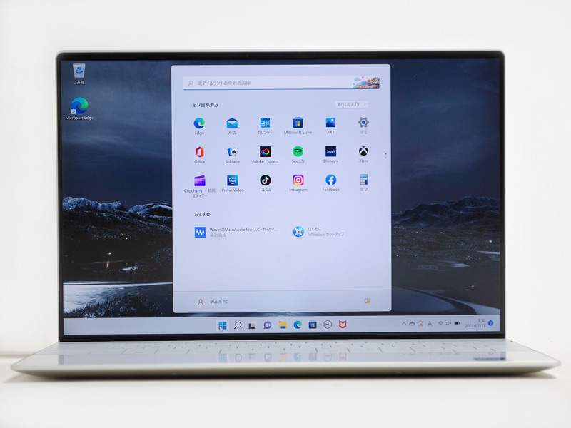 前面。かなりフチが狭い。にも関わらず上中央のフチ内にWebカメラが仕込まれている